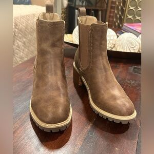 Corky’s Taupe Boots Size 8 - Doohickey